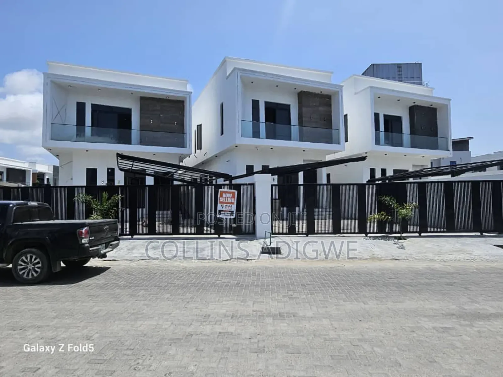 5bdrm Duplex in Orchid Road, Chevron for sale in Chevron