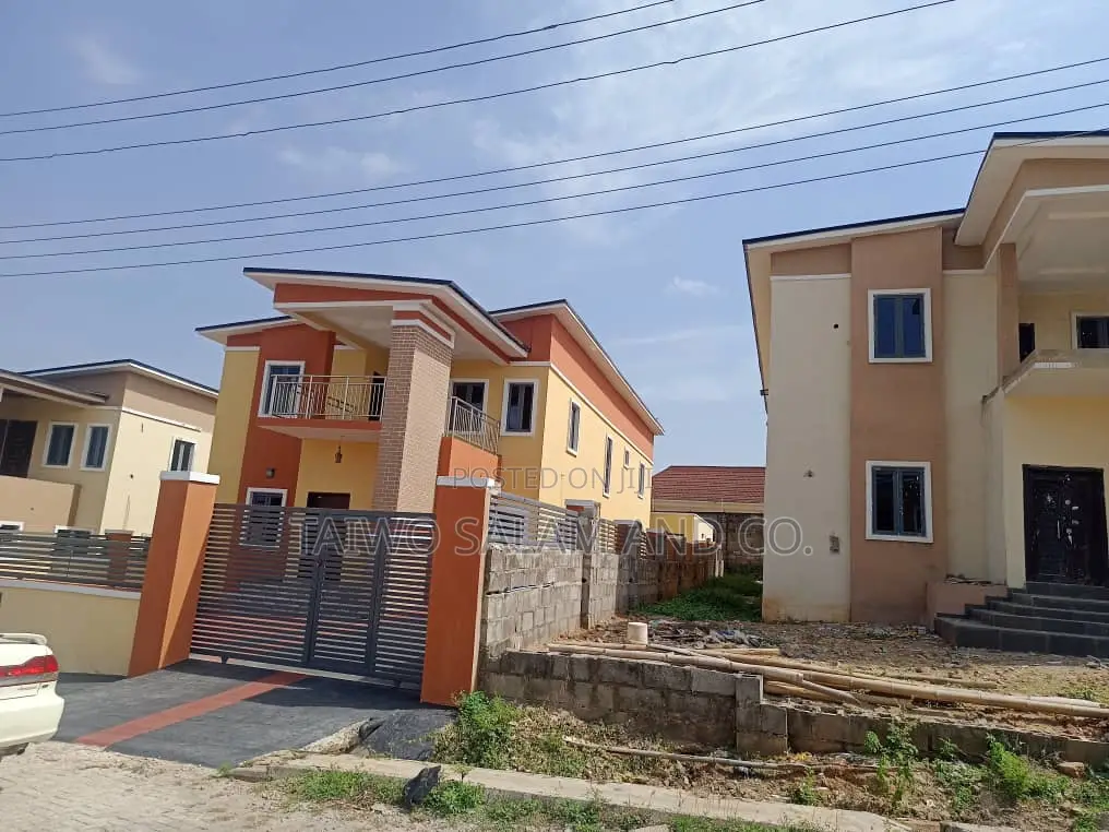 4bdrm Duplex in Jericho for sale in Jericho