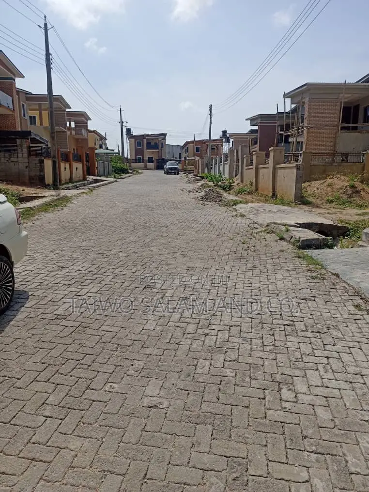 4bdrm Duplex in Jericho for sale in Jericho