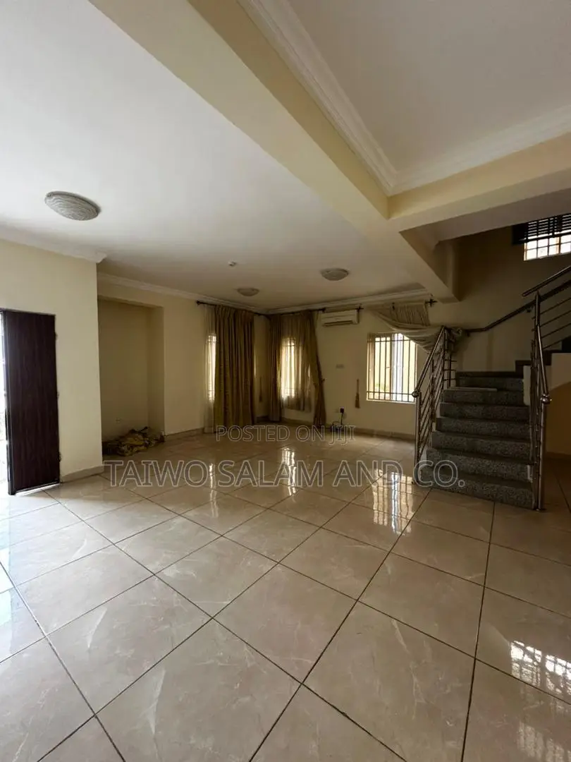 5bdrm Duplex in Agodi for sale in Agodi