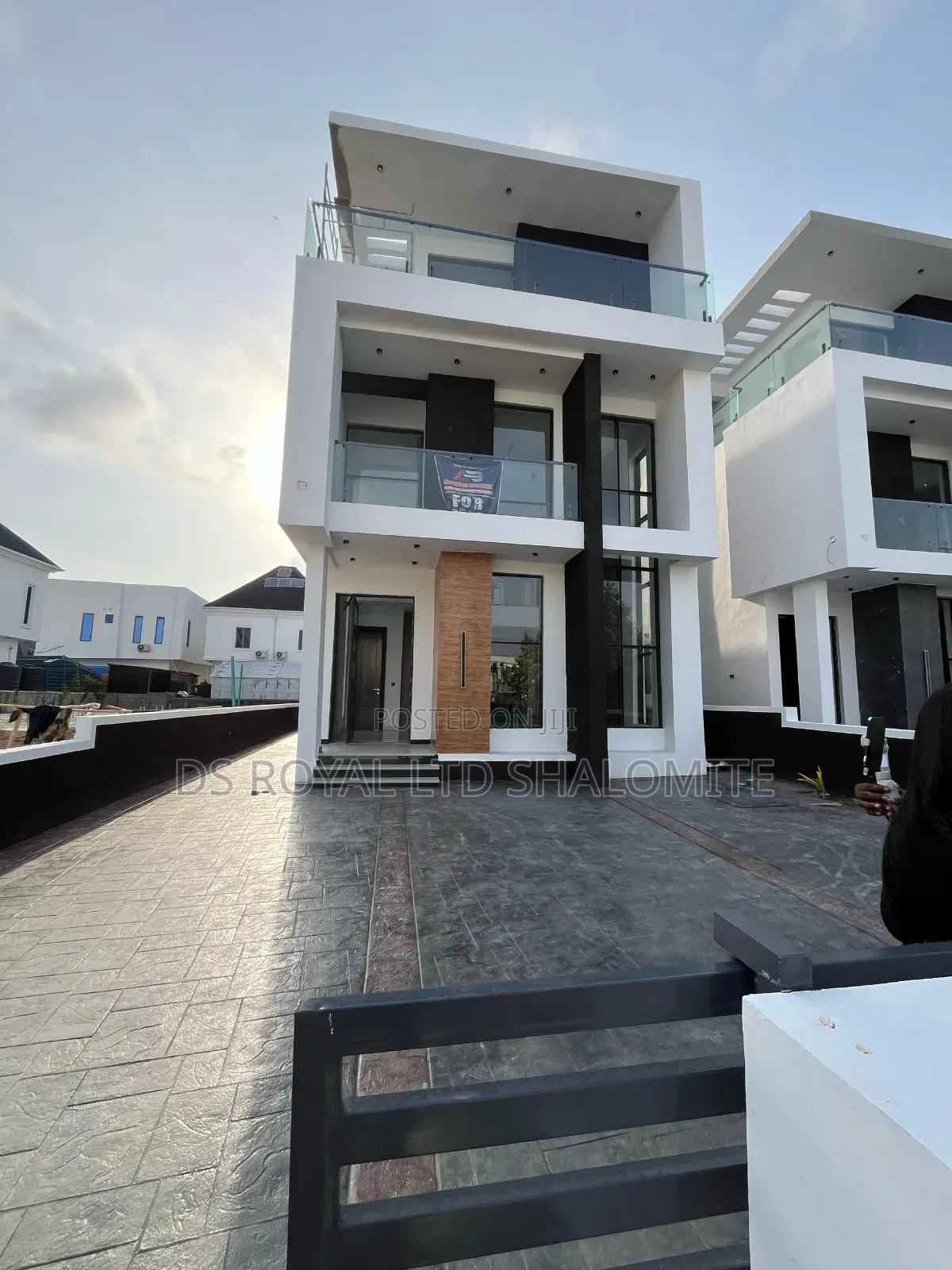 5bdrm Duplex in Ikota for sale in Ikota