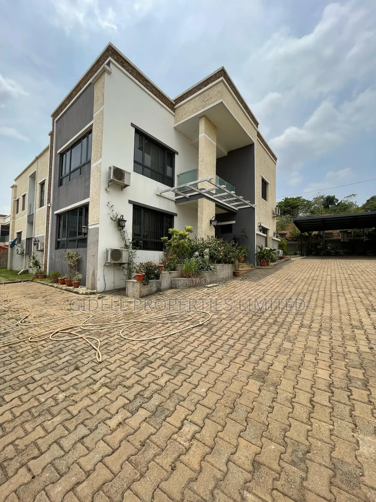 6bdrm Duplex in Life Camp for rent in Life Camp