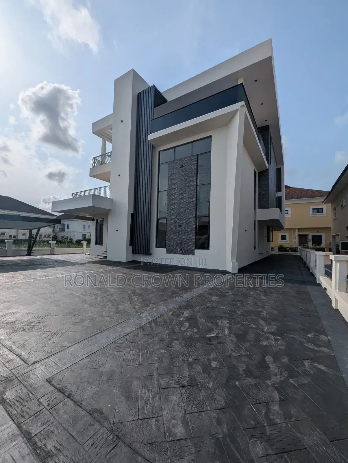 5bdrm Duplex in Chevron for sale in Chevron