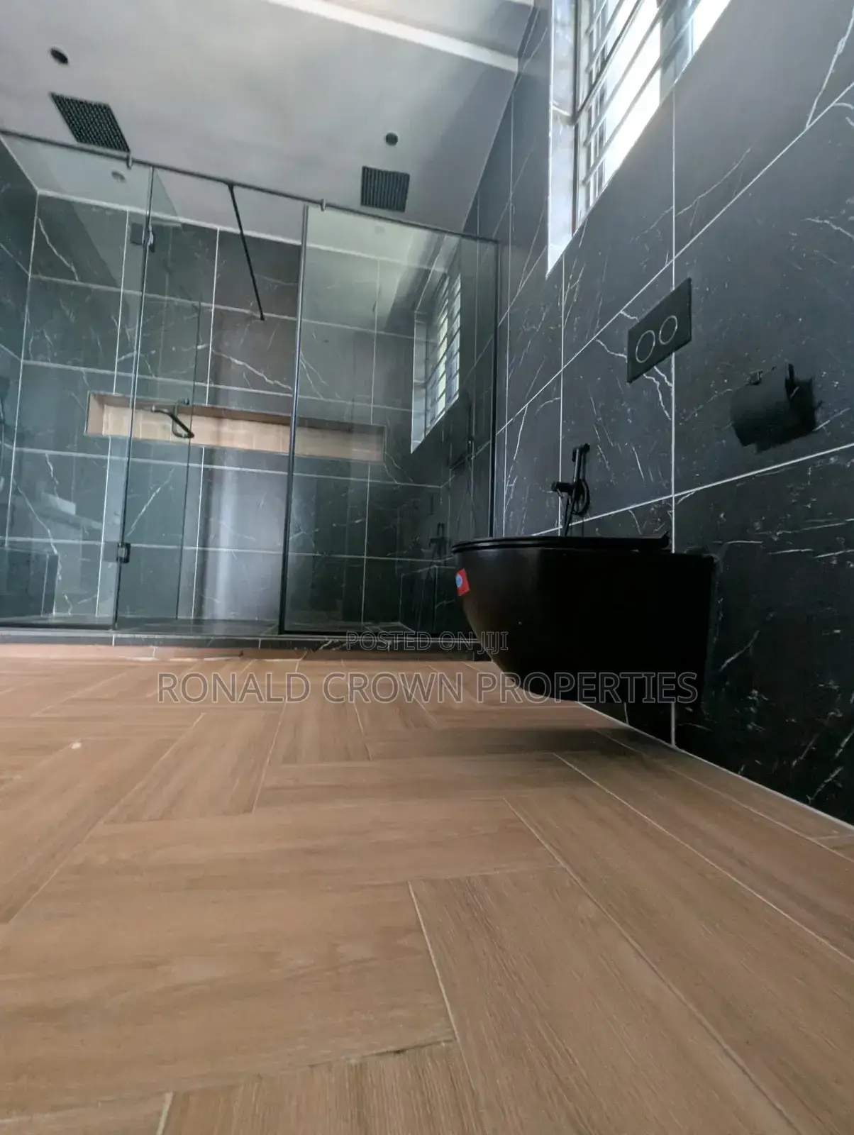 5bdrm Duplex in Chevron for sale in Chevron