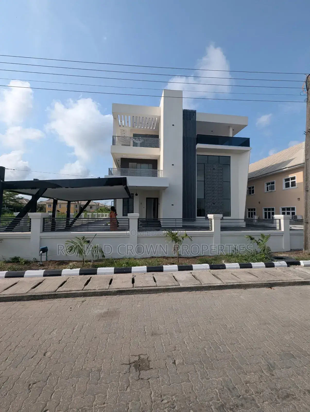 5bdrm Duplex in Chevron for sale in Chevron