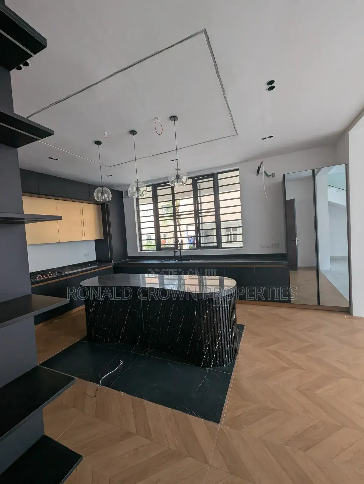 5bdrm Duplex in Chevron for sale in Chevron