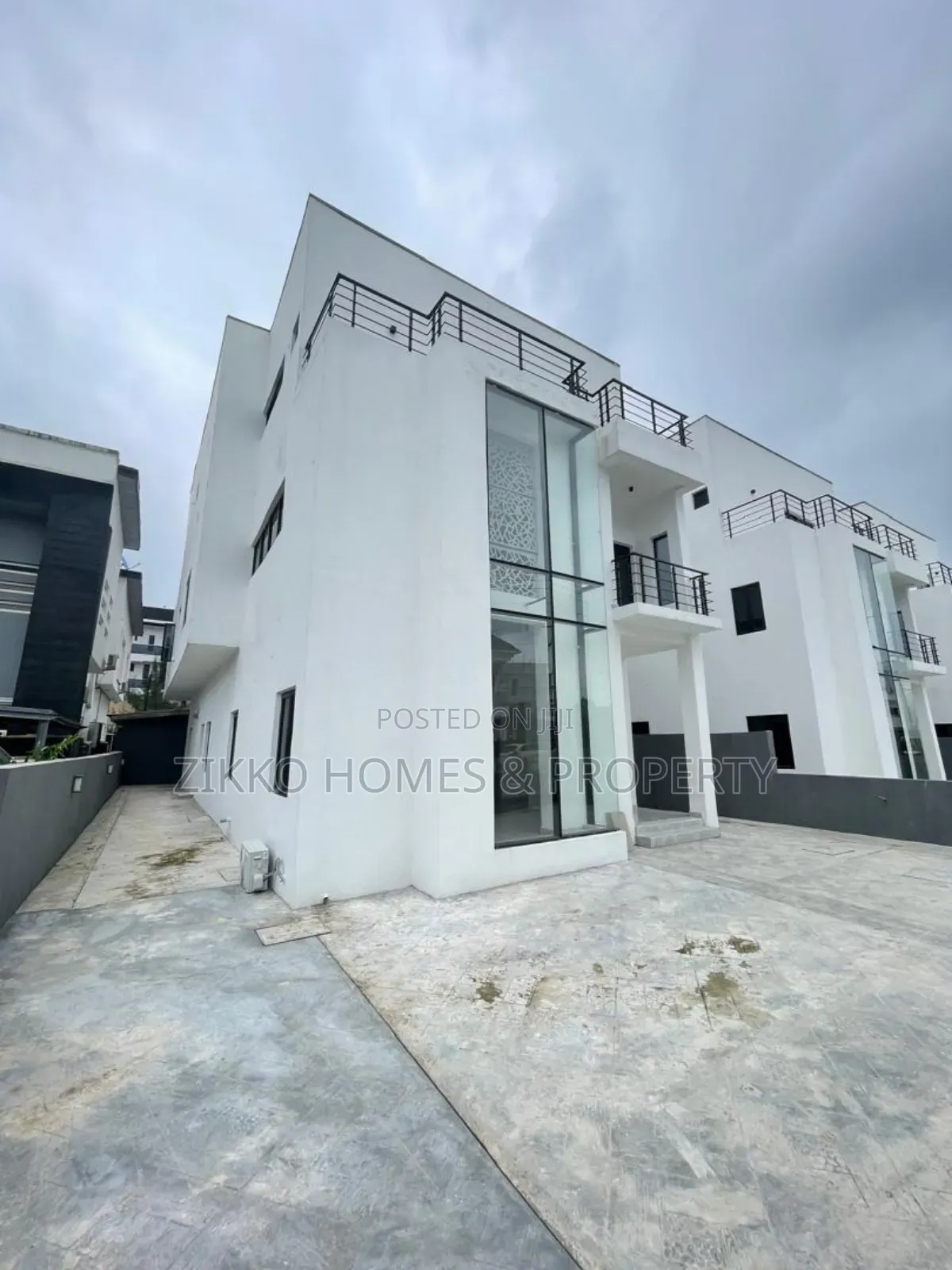 5bed Fully Detached Duplex at Ikota for Sale in Ikota