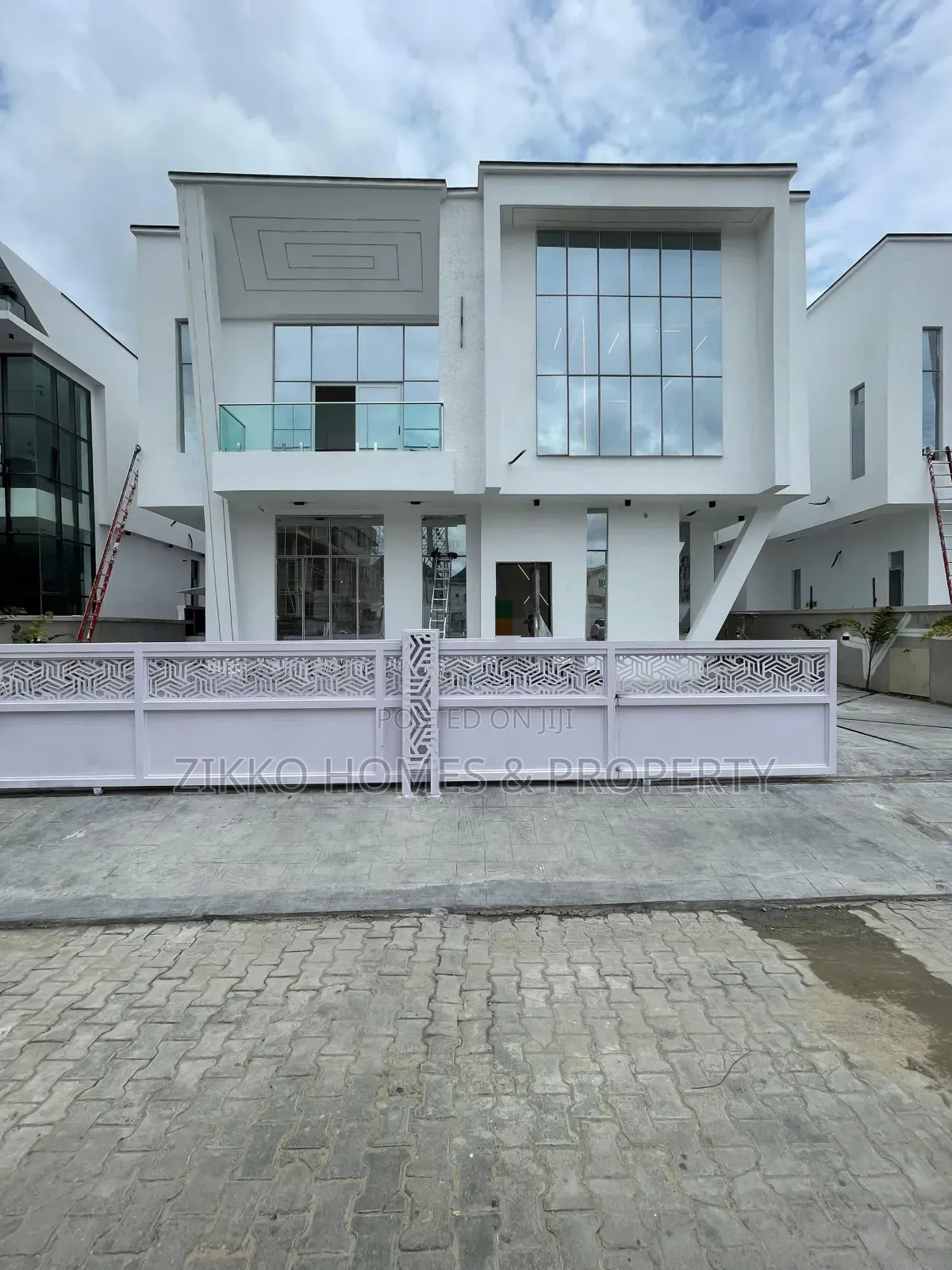 5bedroom Available for Sale in Chevron in Chevron