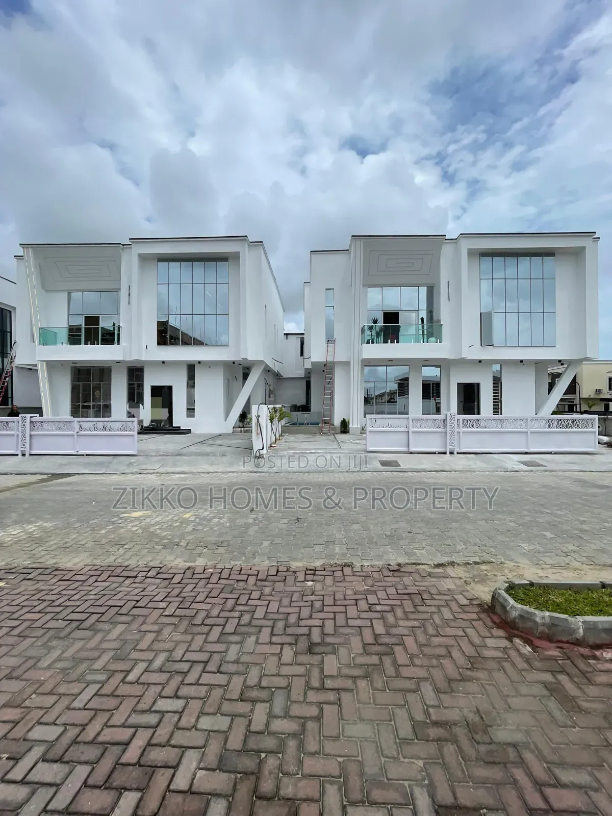 5bedroom Available for Sale in Chevron in Chevron