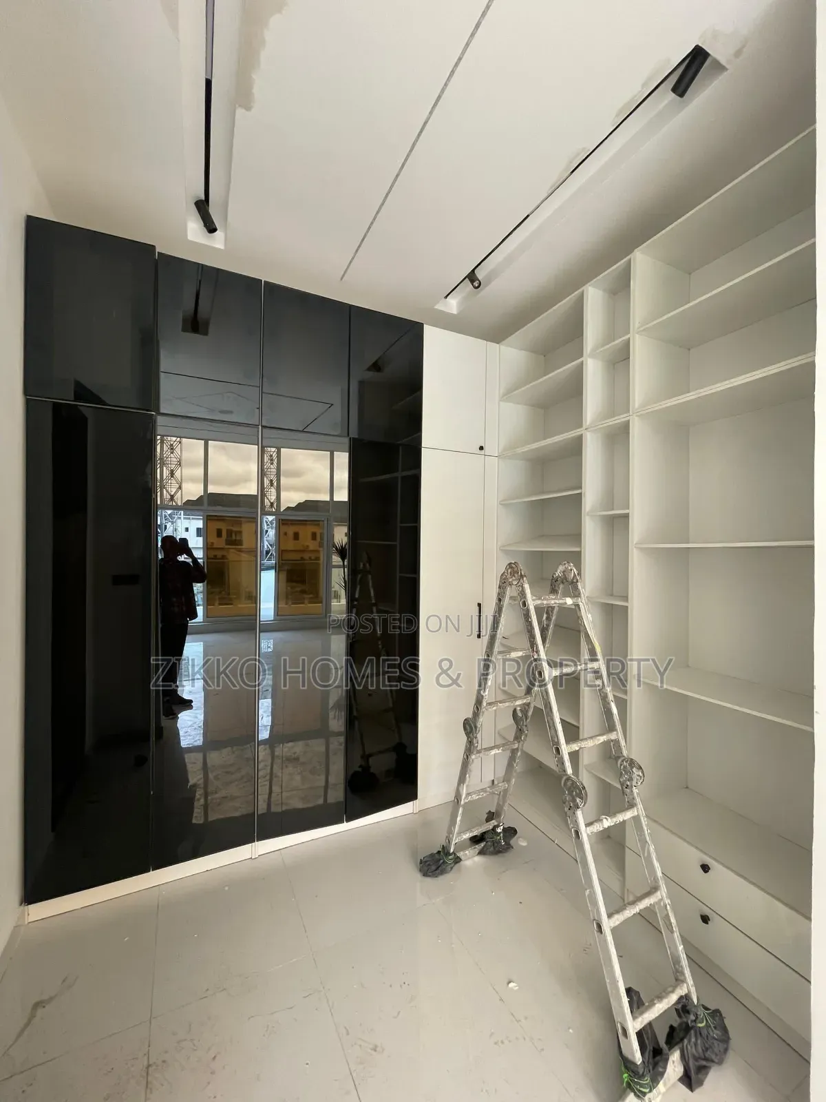 5bedroom Available for Sale in Chevron in Chevron