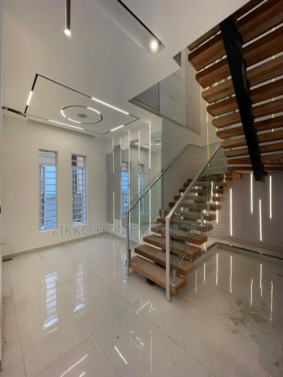5bedroom Available for Sale in Chevron in Chevron