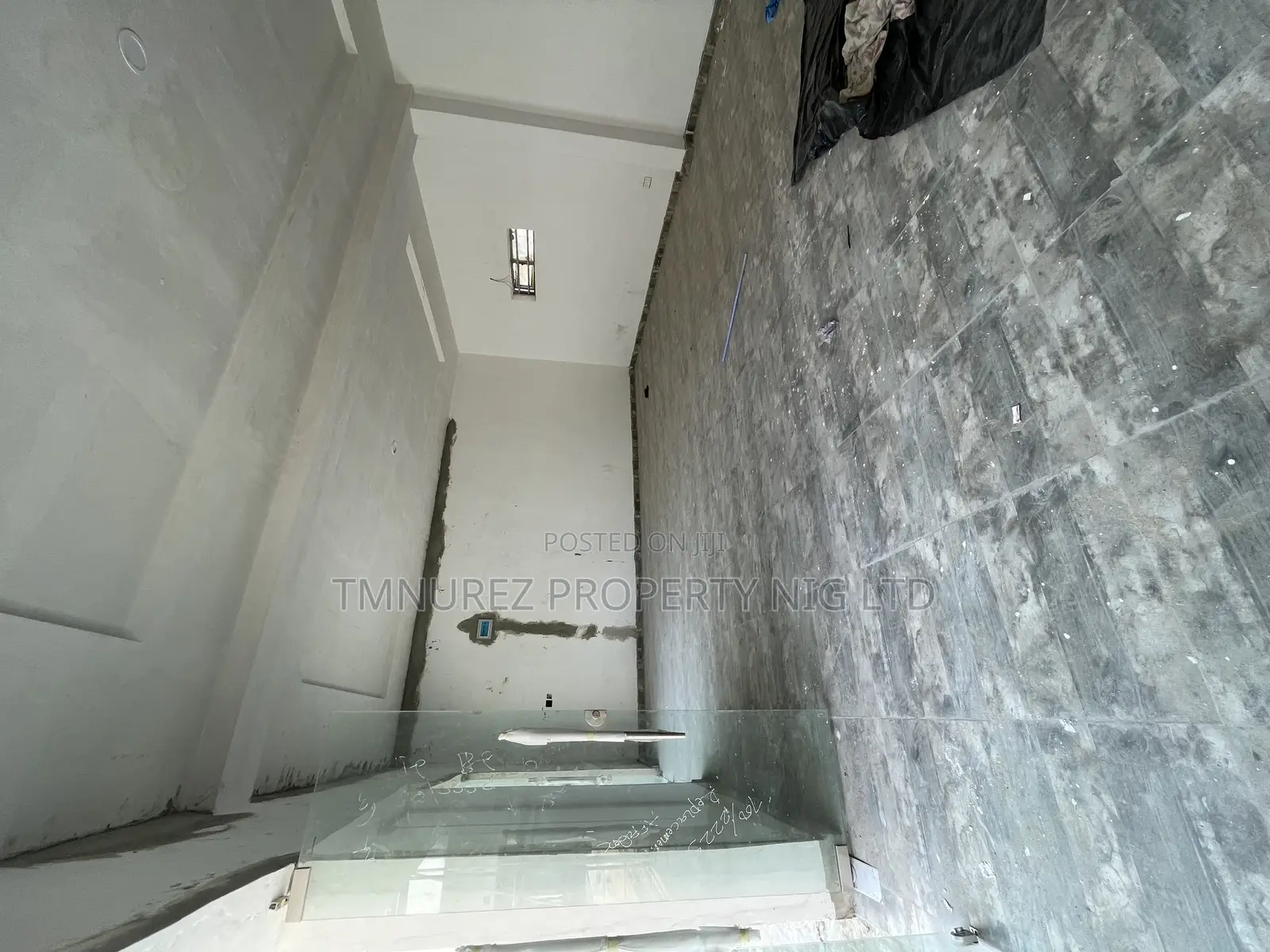 Showroom Shop in Lekki Phase 1