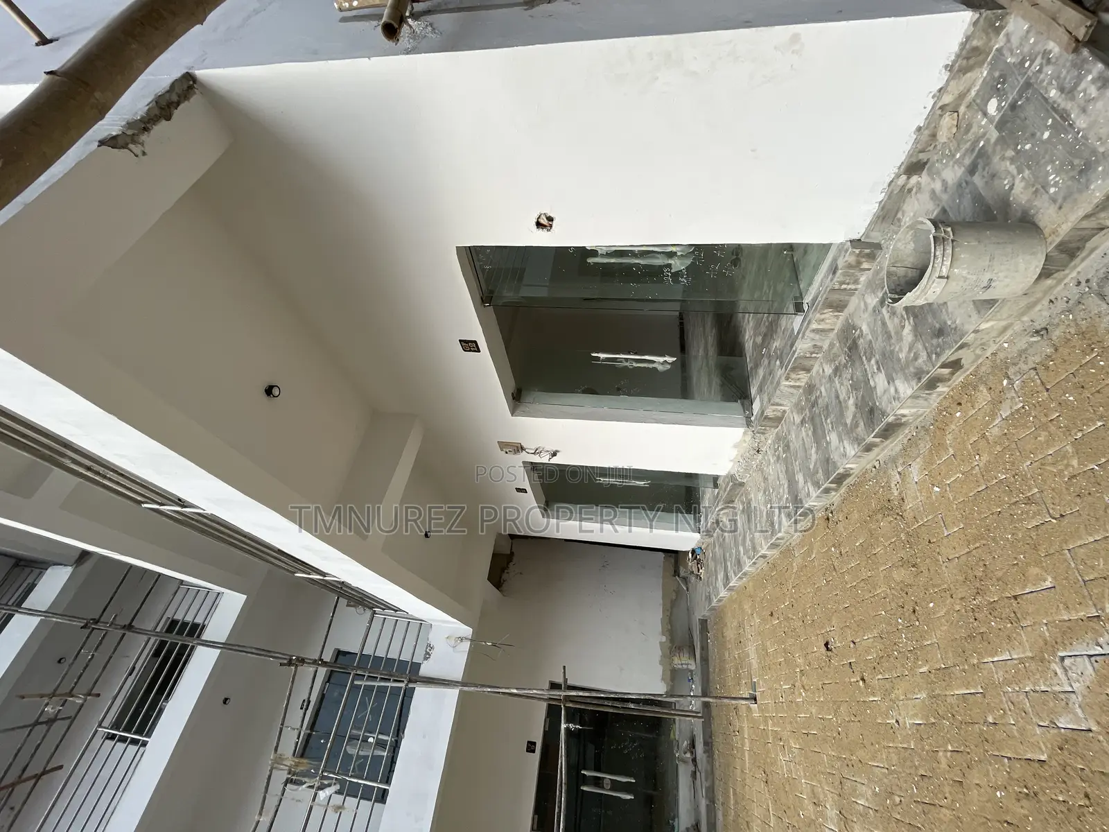 Showroom Shop in Lekki Phase 1