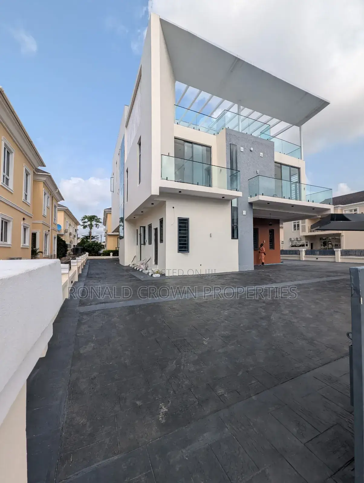 5bdrm Duplex in Chevron for sale in Chevron