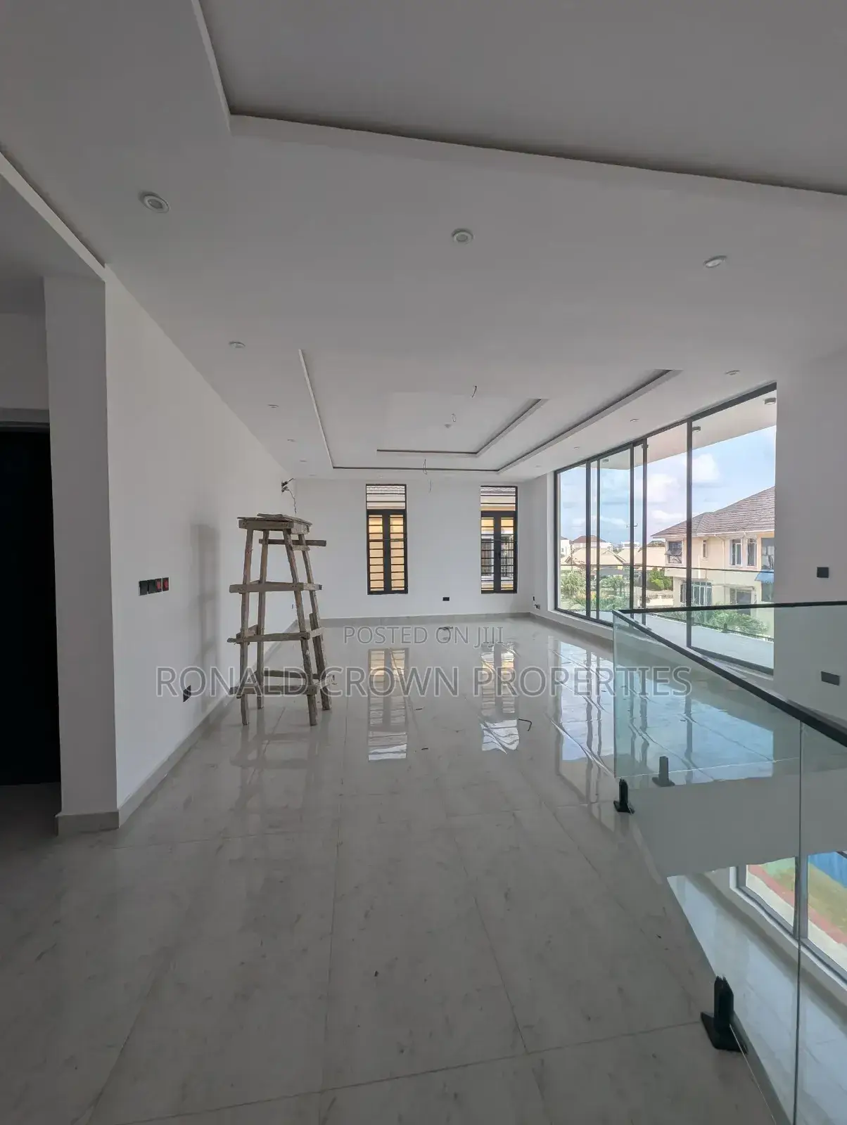 5bdrm Duplex in Chevron for sale in Chevron