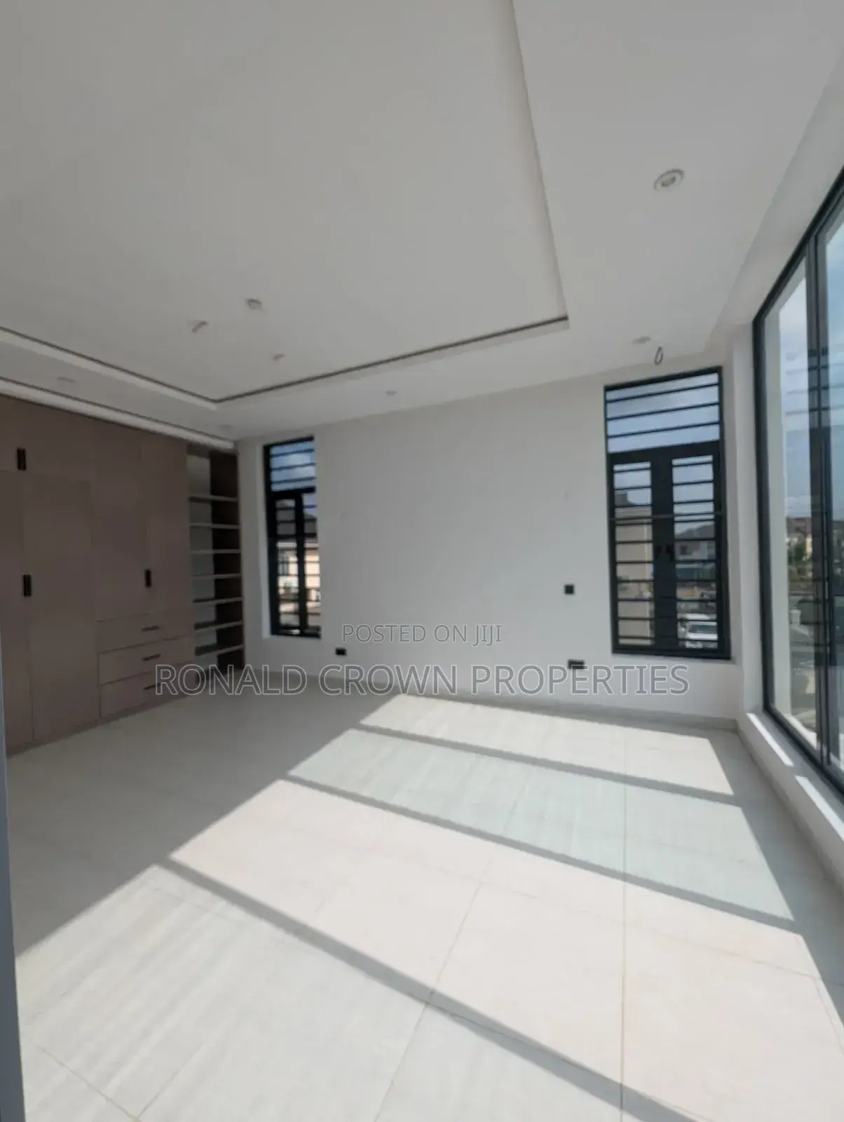 5bdrm Duplex in Chevron for sale in Chevron