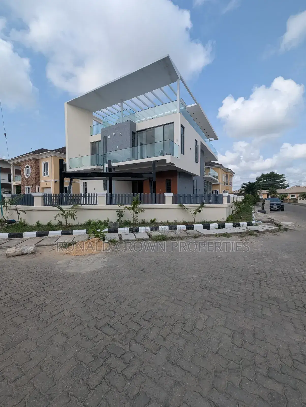5bdrm Duplex in Chevron for sale in Chevron