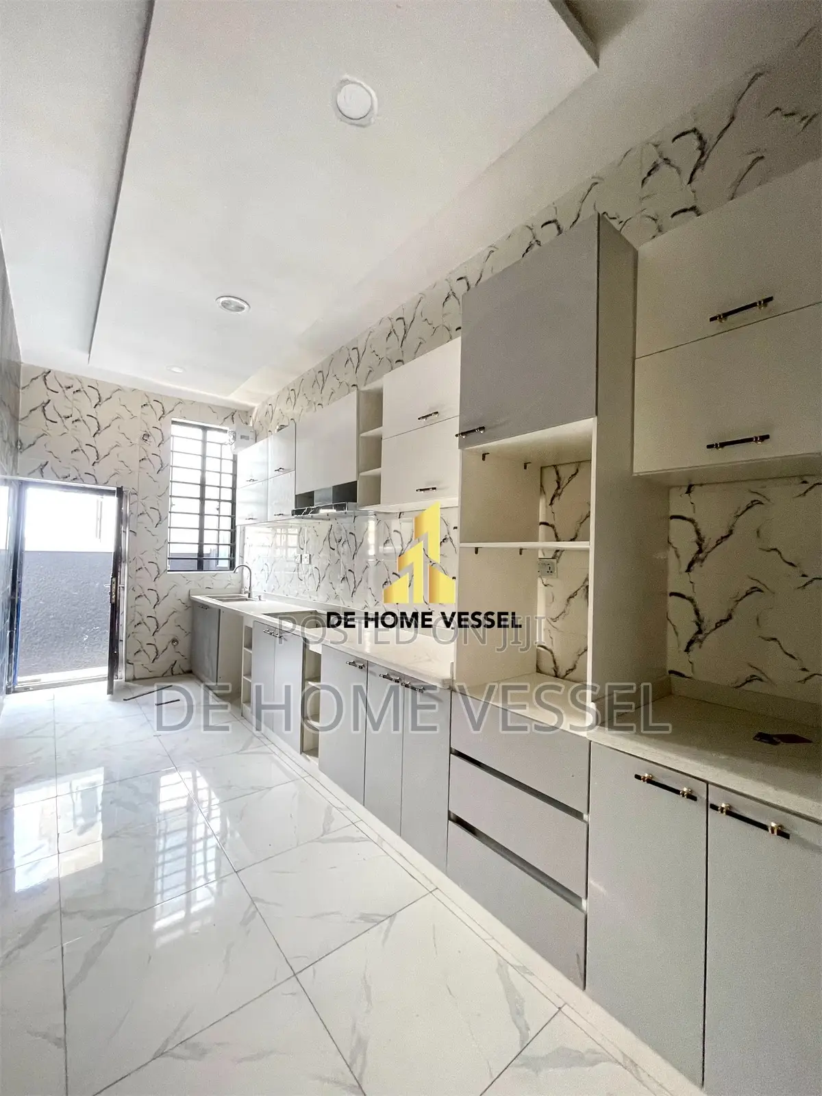 3bdrm Townhouse/Terrace in Ikota for sale in Ikota