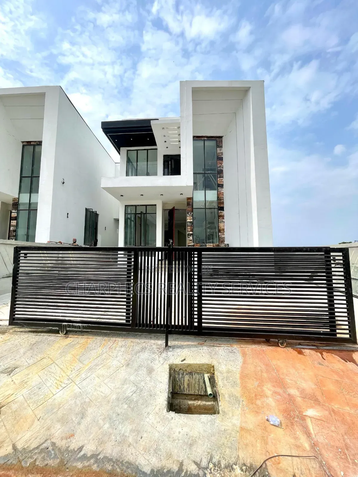 5bdrm Duplex in Chevron for sale in Chevron