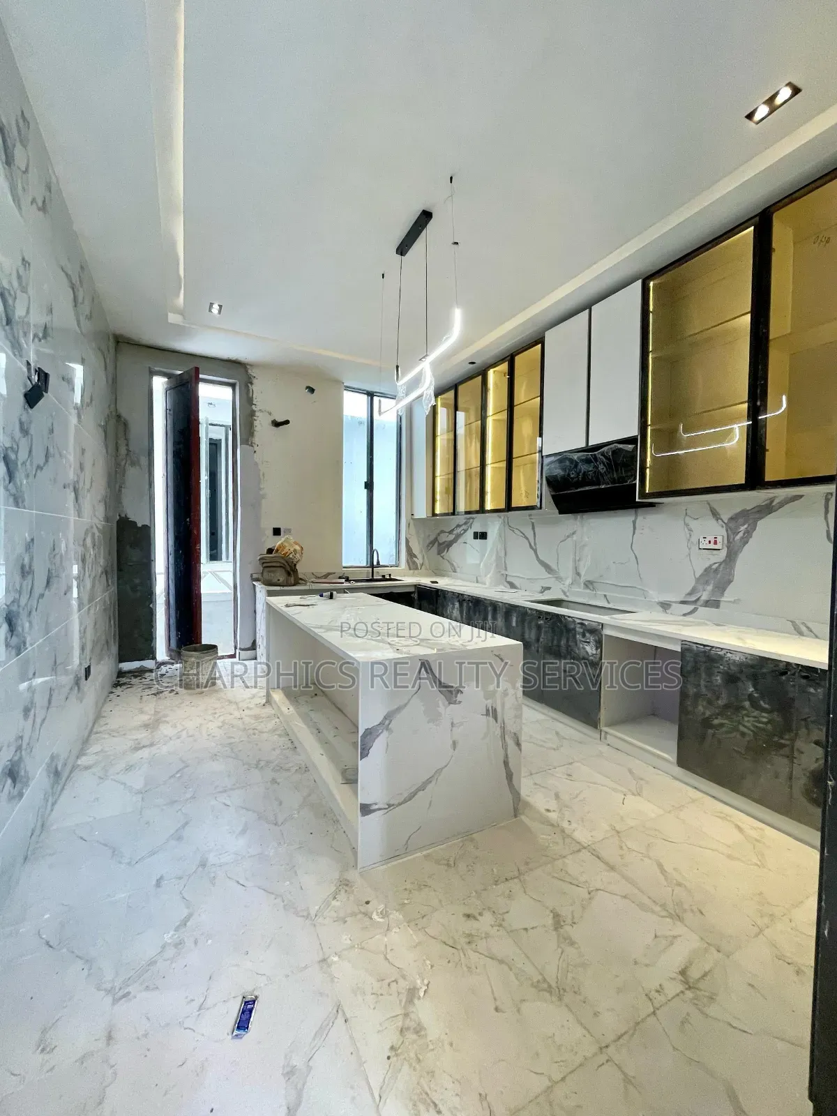 5bdrm Duplex in Chevron for sale in Chevron
