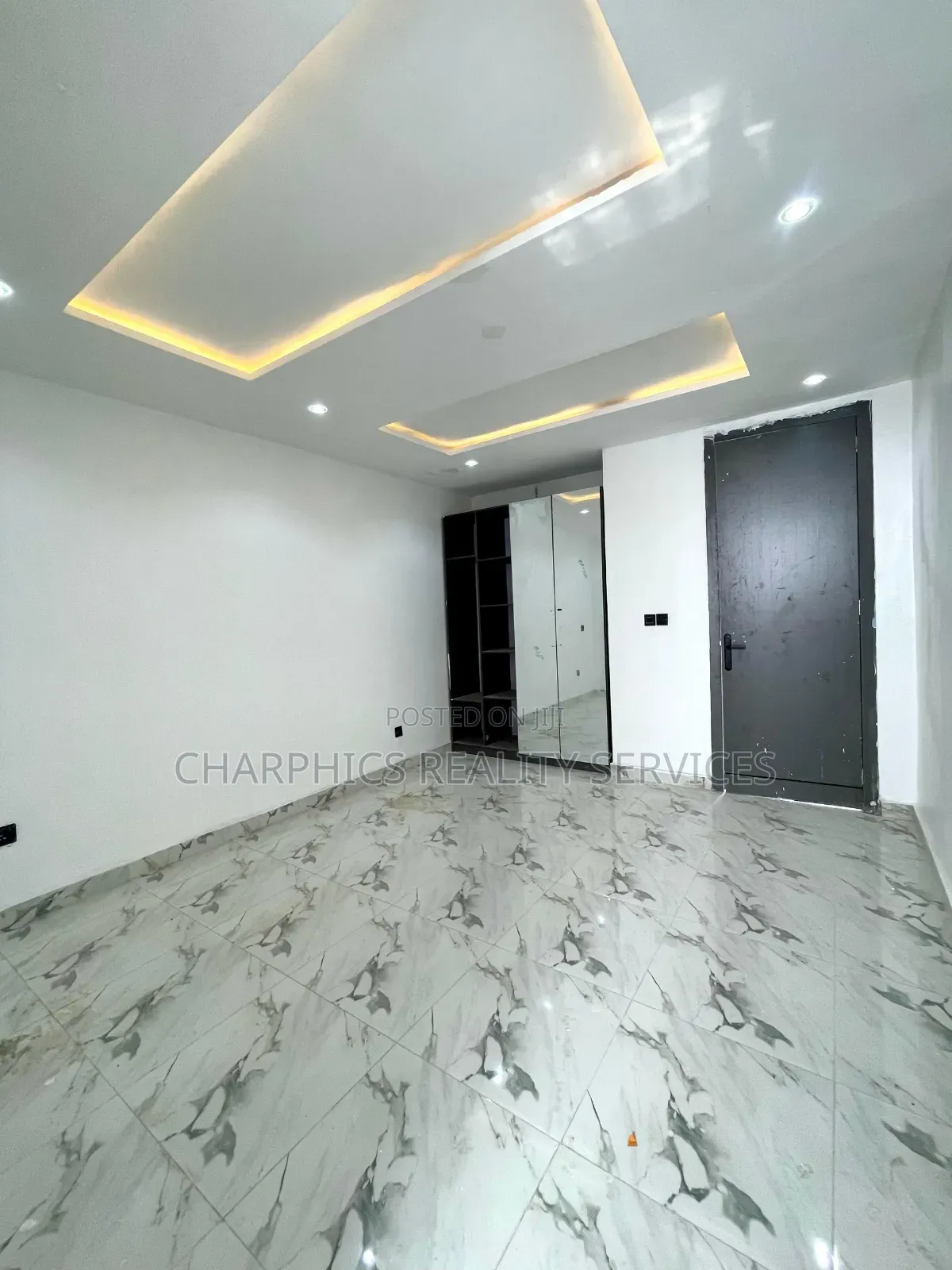 5bdrm Duplex in Chevron for sale in Chevron