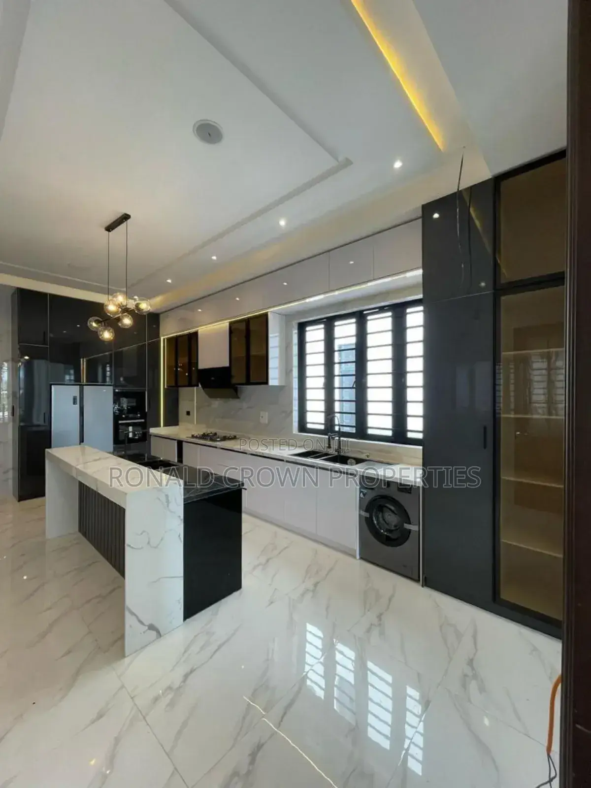5bdrm Duplex in Ikota for sale in Ikota