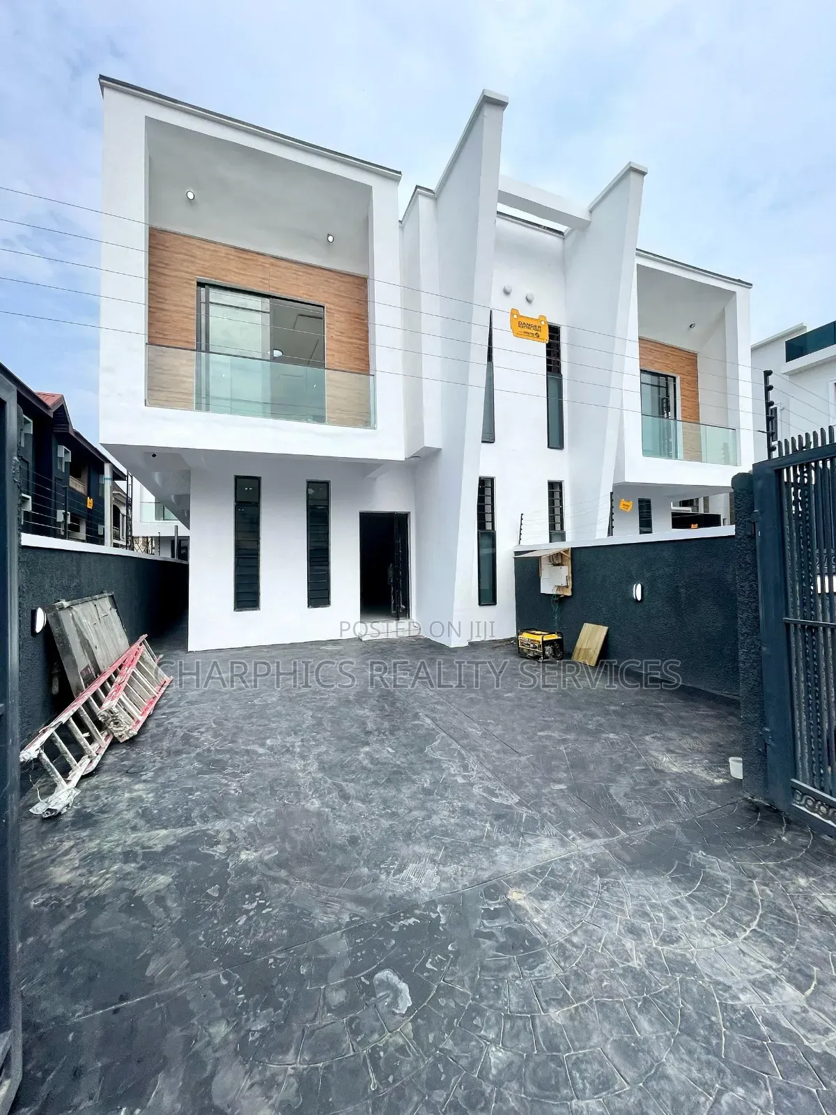 4bdrm Duplex in Agungi for sale in Agungi