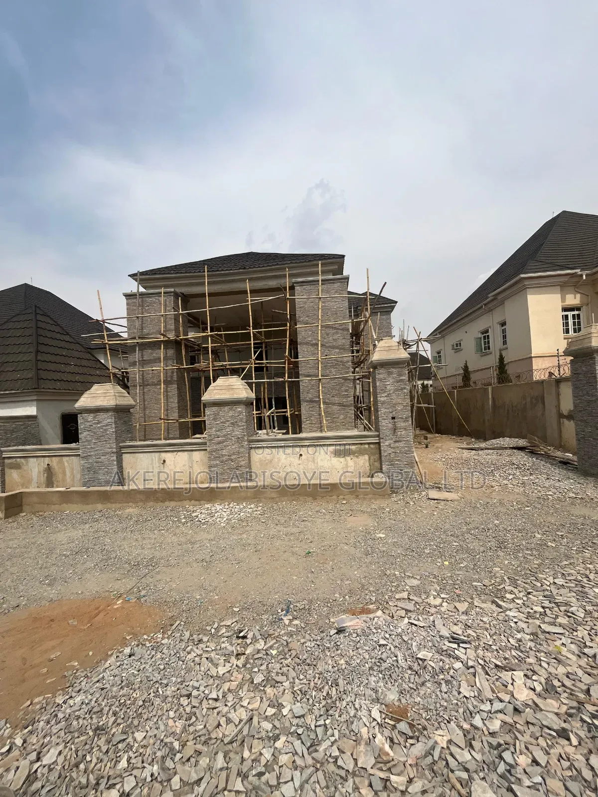5bdrm Duplex in In An Estate for sale in Galadimawa