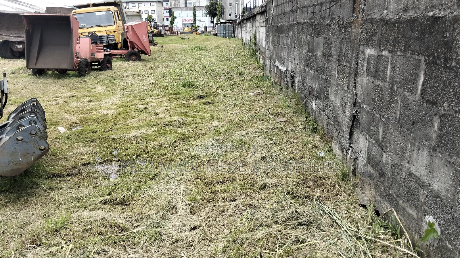 For Sale: Warehouse on 13 Plots on Major Stadium Rd in Port-Harcourt