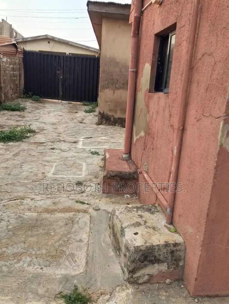 12bdrm Block of Flats in Ayilara Sharp Corner, Ibadan for sale in Ibadan