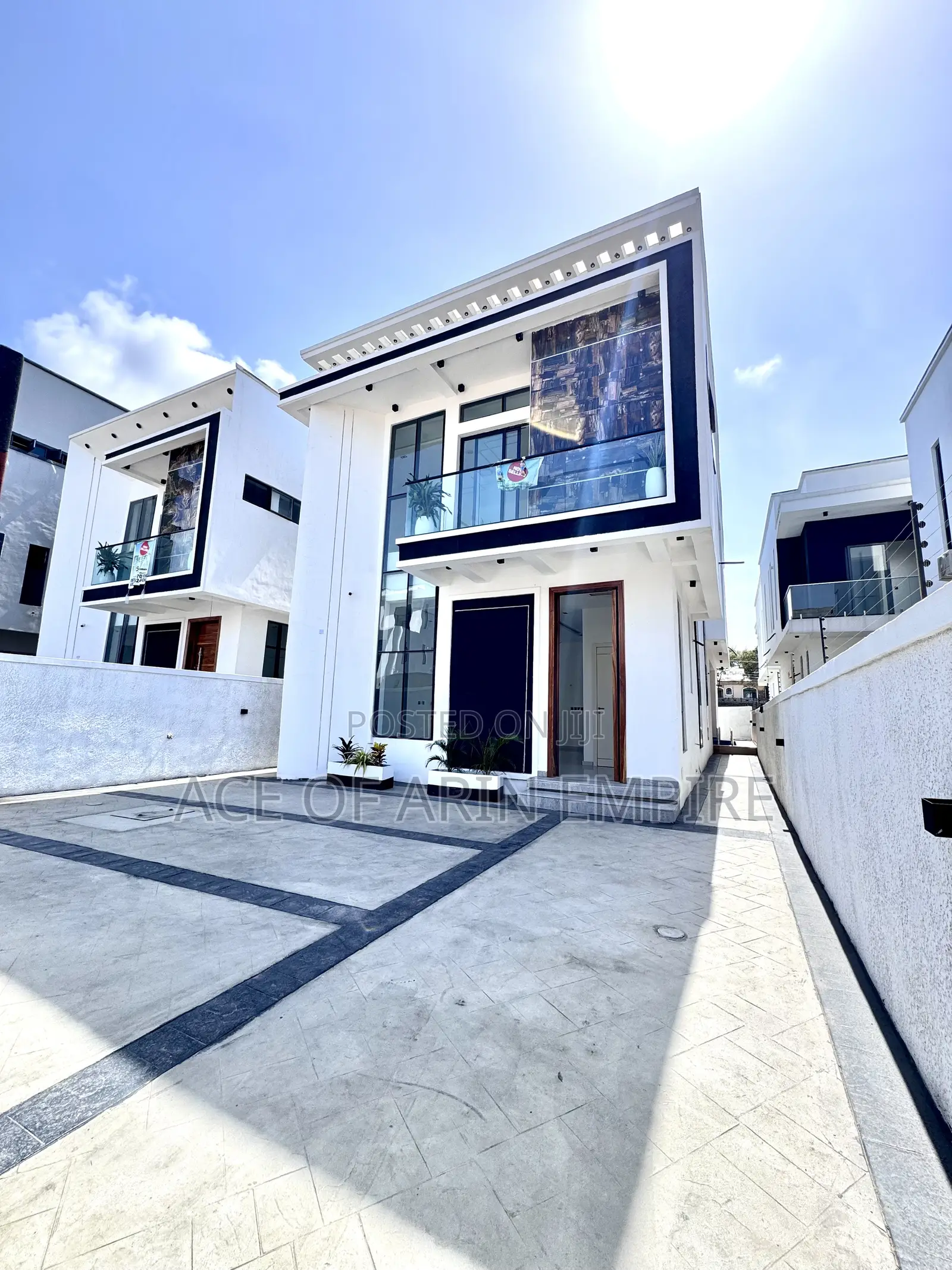 5bdrm Duplex in Chevron for sale in Chevron