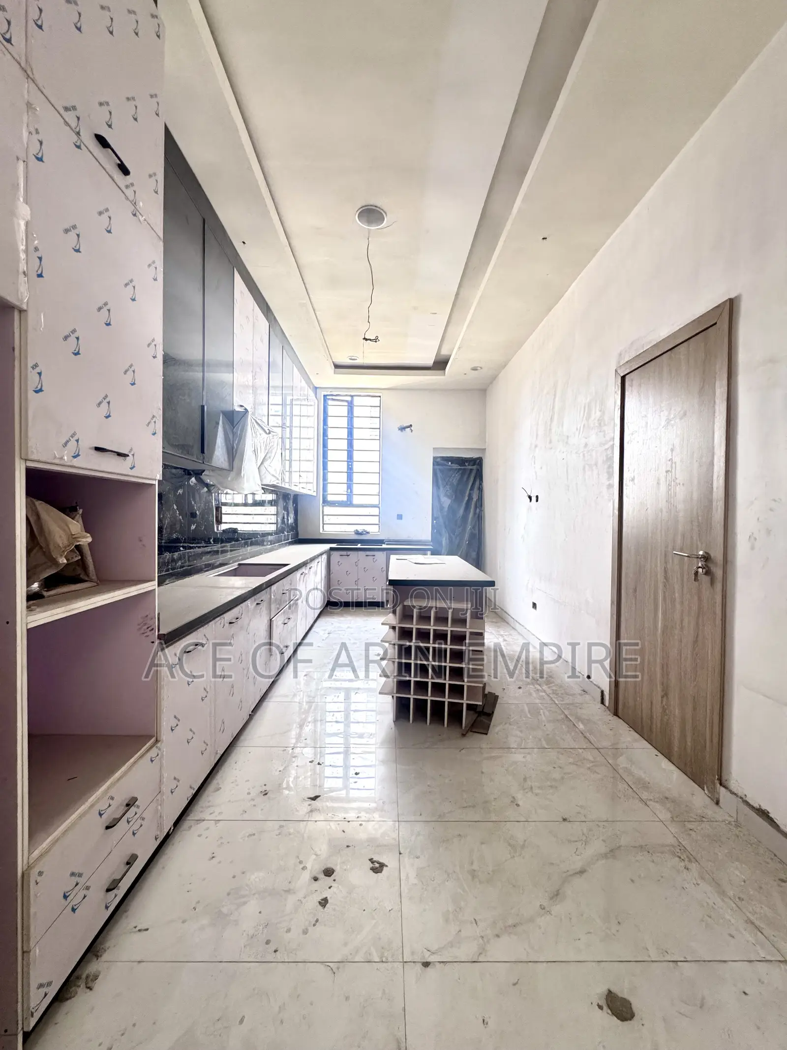 5bdrm Duplex in Chevron for sale in Chevron
