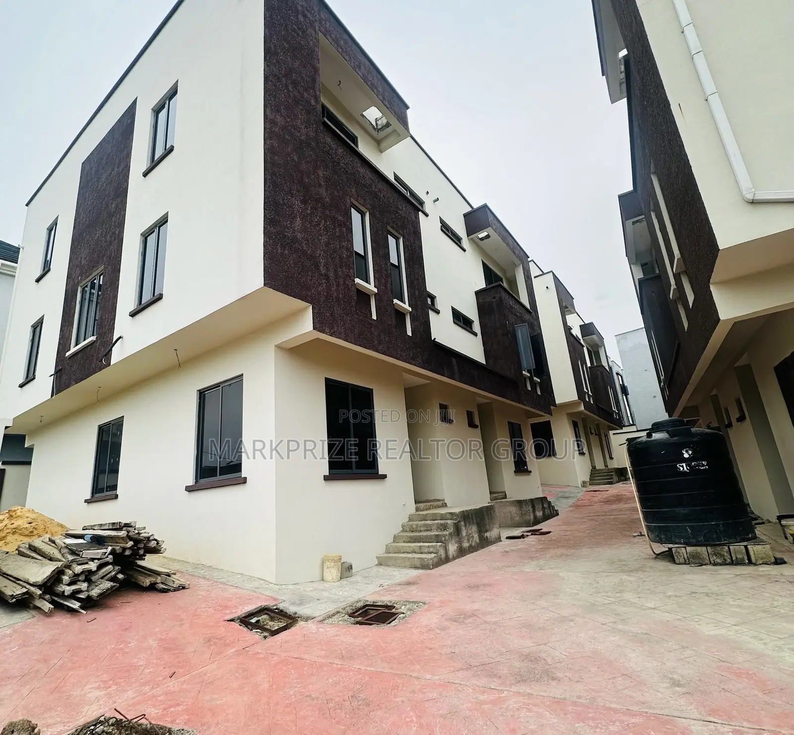 4bdrm Duplex in Opebi Ikeja Lagos for sale in Ikeja