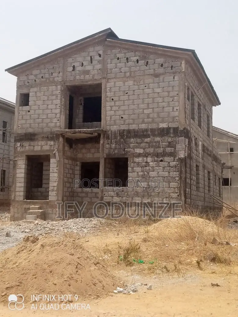 4bdrm Duplex in Lugbe Estate for sale in Lugbe District