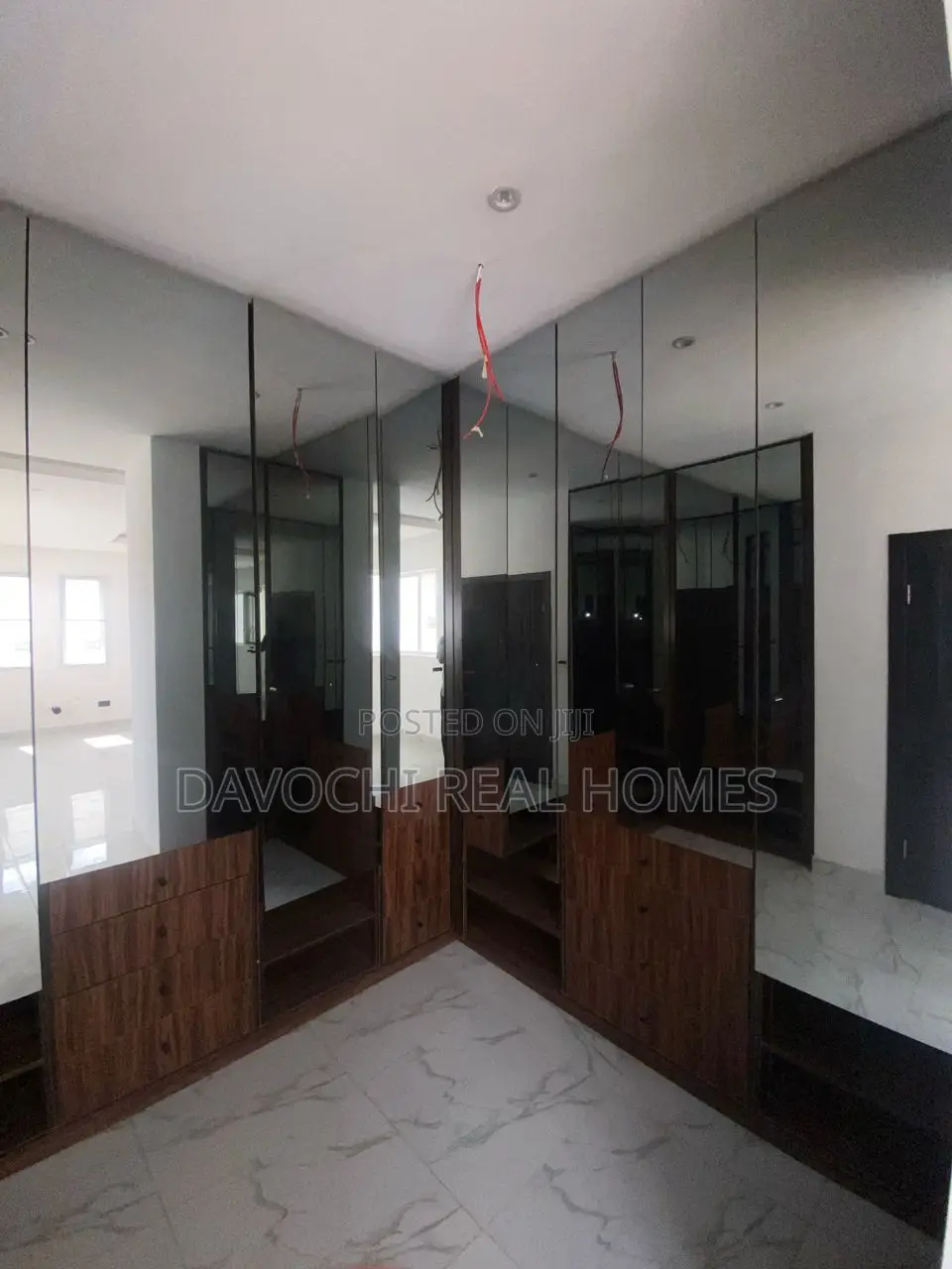 5 Bedroom Duplex for Sale in Chevron