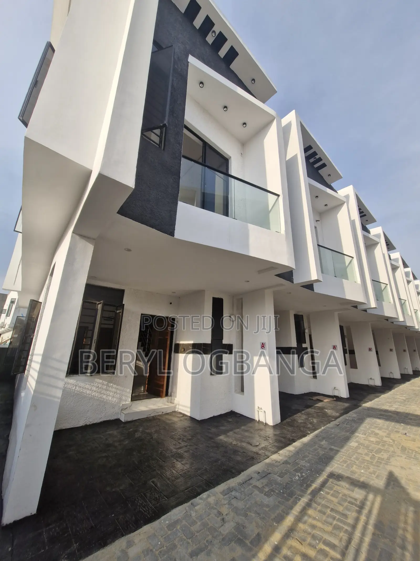 4bdrm Townhouse/Terrace in Ikota for sale in Ikota