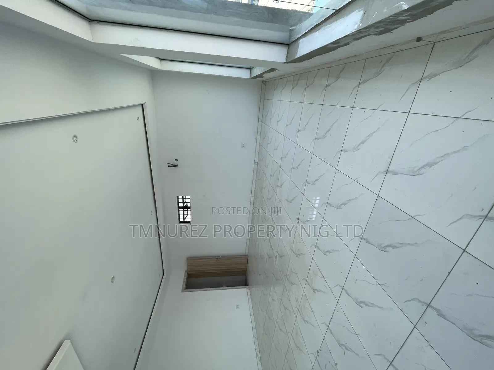 Shop Showroom for Rent in Chevron