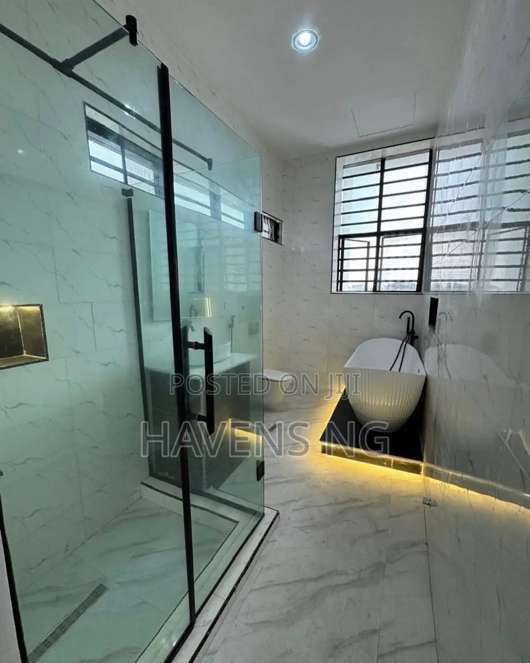 5bdrm Duplex in Chevron for sale in Chevron