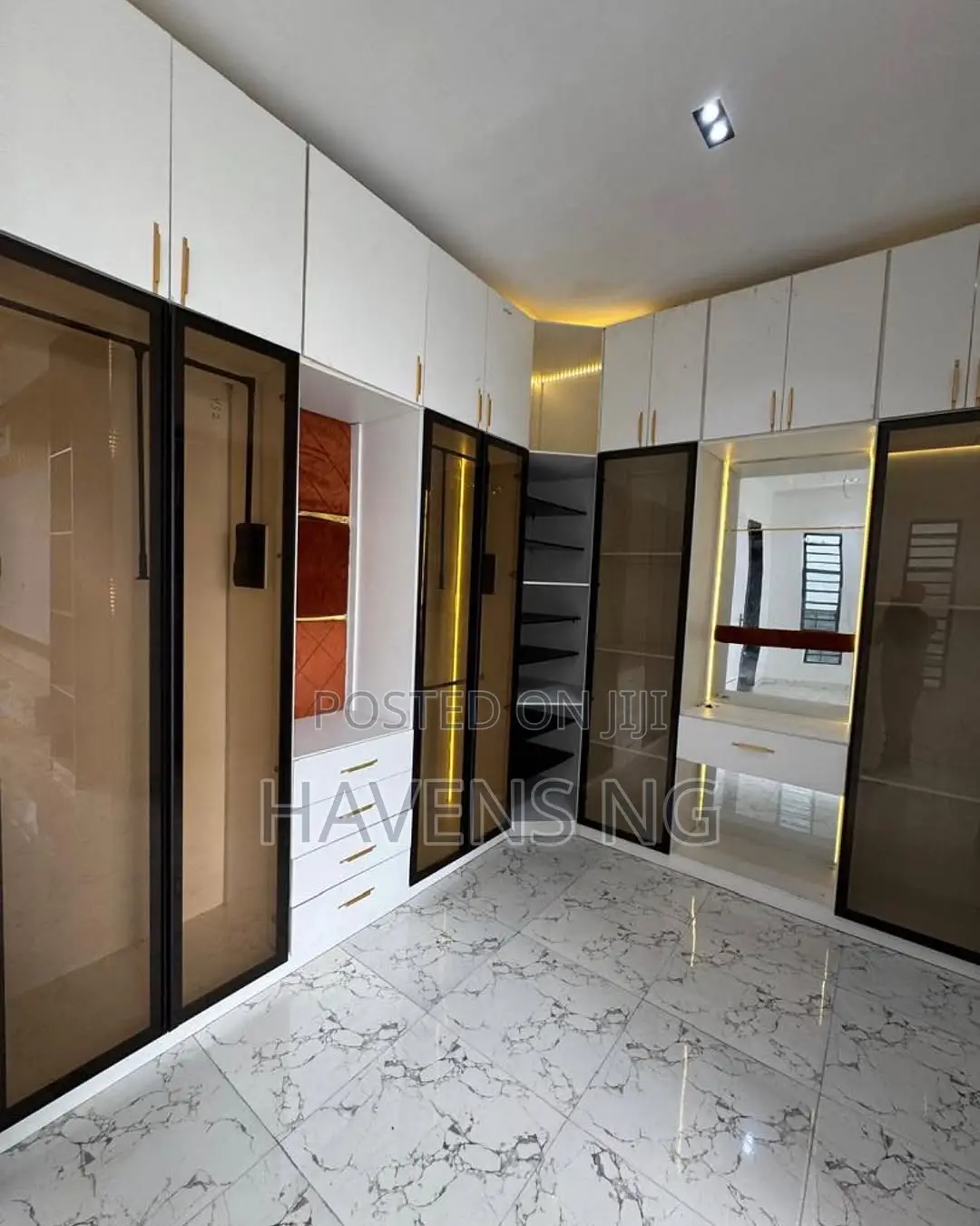 5bdrm Duplex in Chevron for sale in Chevron