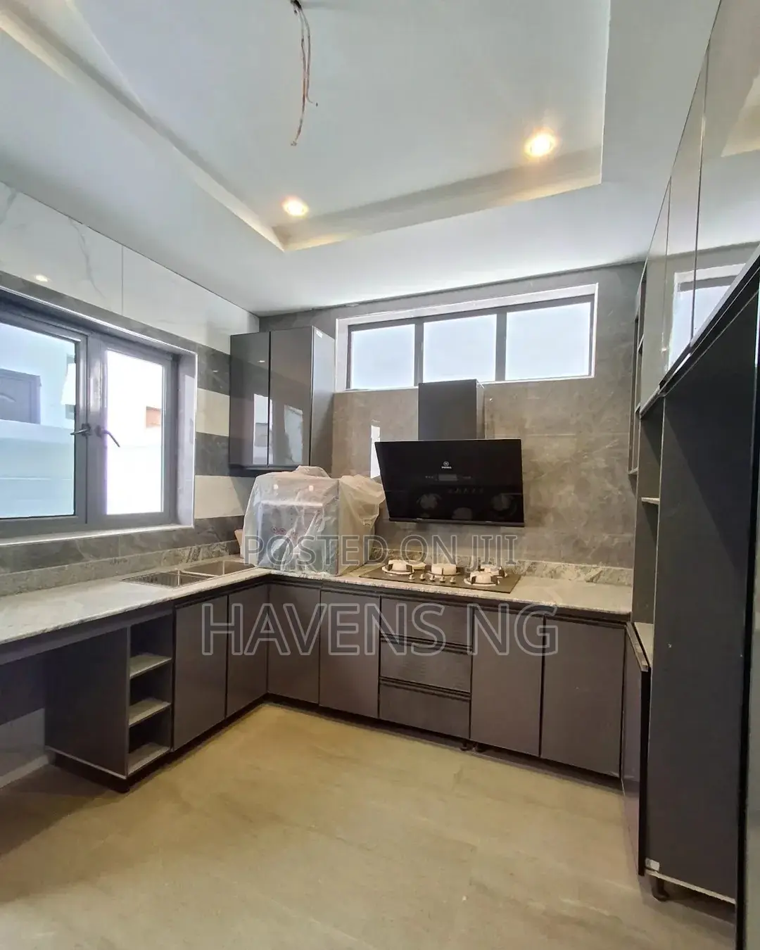 5bdrm Duplex in Chevron for sale in Chevron