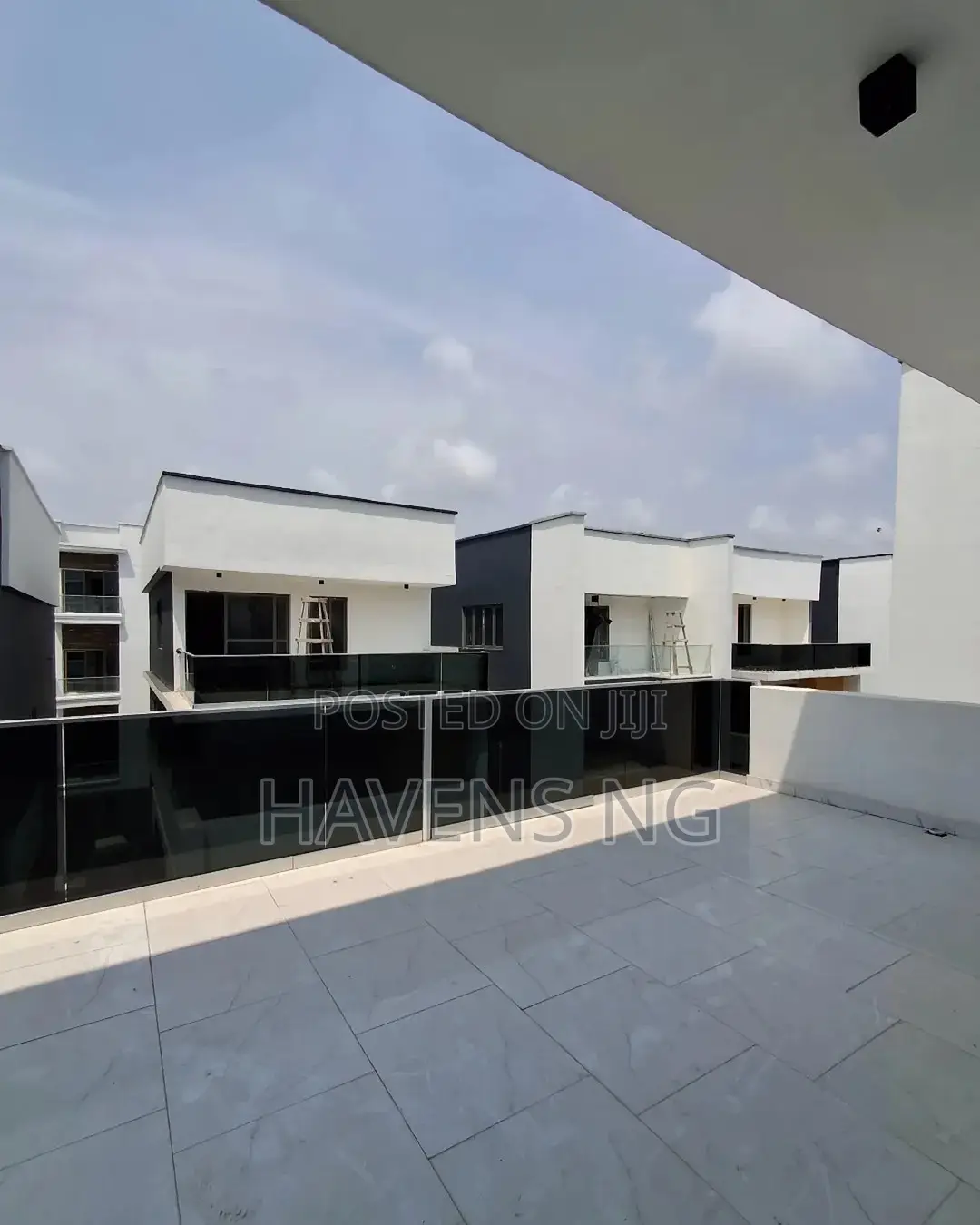 5bdrm Duplex in Chevron for sale in Chevron