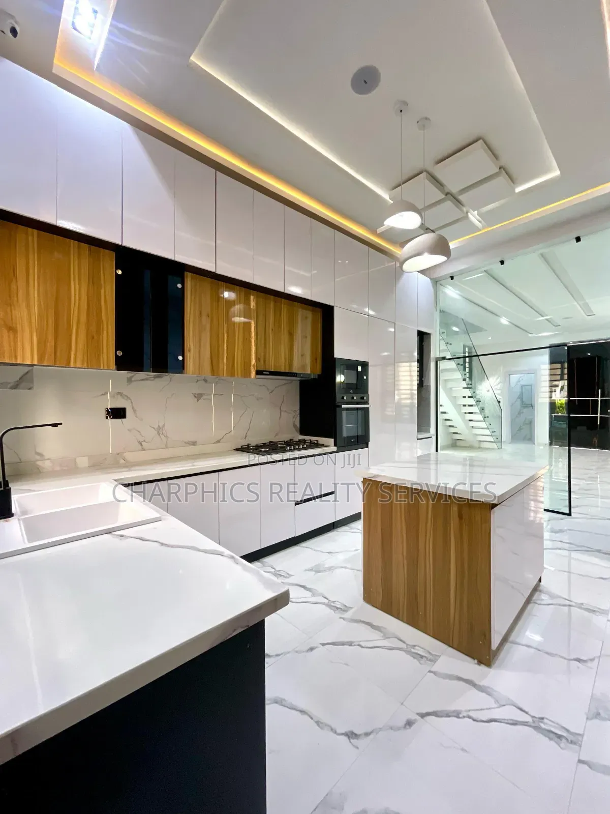 4bdrm Duplex in Chevron for sale in Chevron