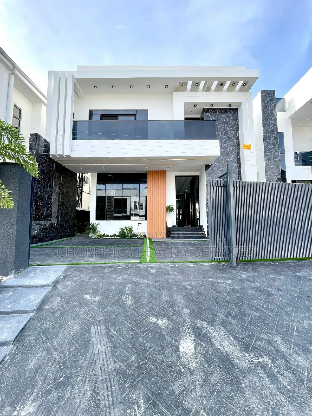 4bdrm Duplex in Chevron for sale in Chevron