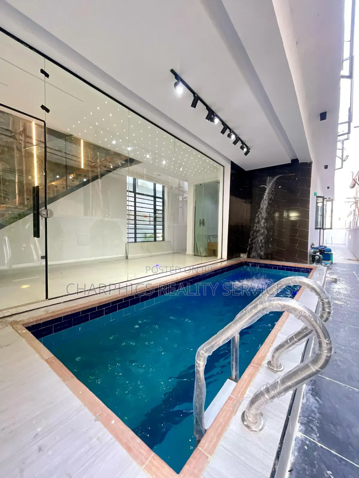 5bdrm Duplex in Ikota for sale in Ikota