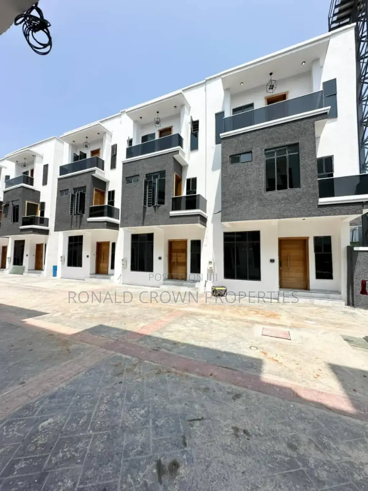 4bdrm Duplex in Chevron for sale in Chevron