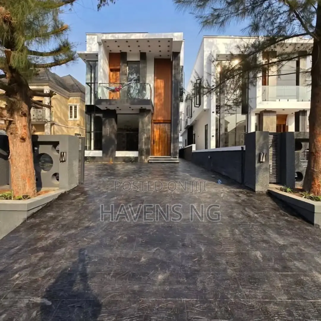 5bdrm Duplex in Ikota for sale in Ikota
