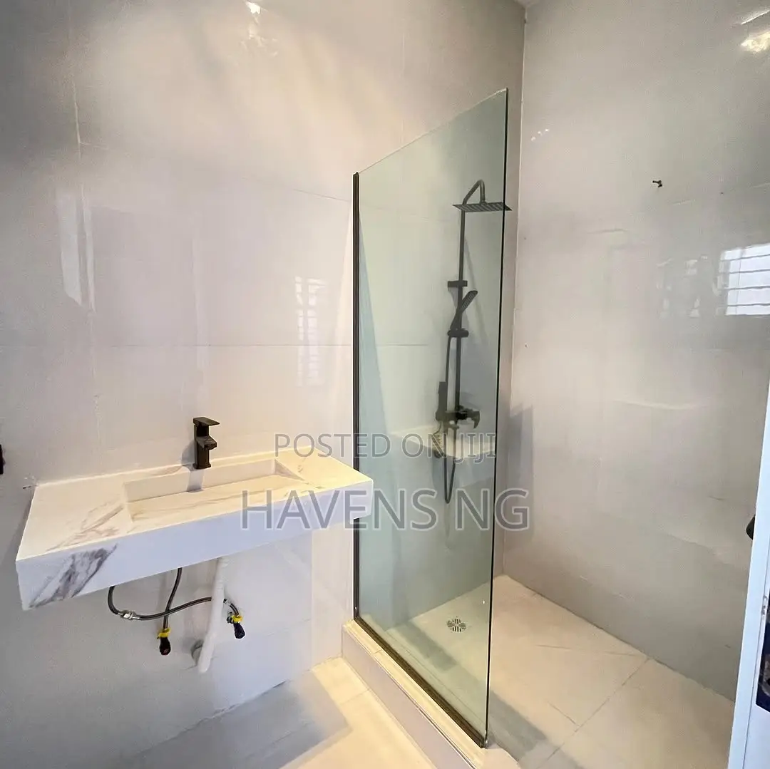 5bdrm Duplex in Lekki Phase 1 for sale in Lekki Phase 1