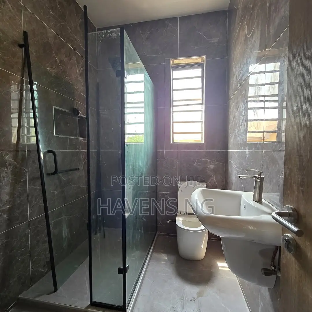 5bdrm Duplex in Lekki Phase 1 for sale in Lekki Phase 1