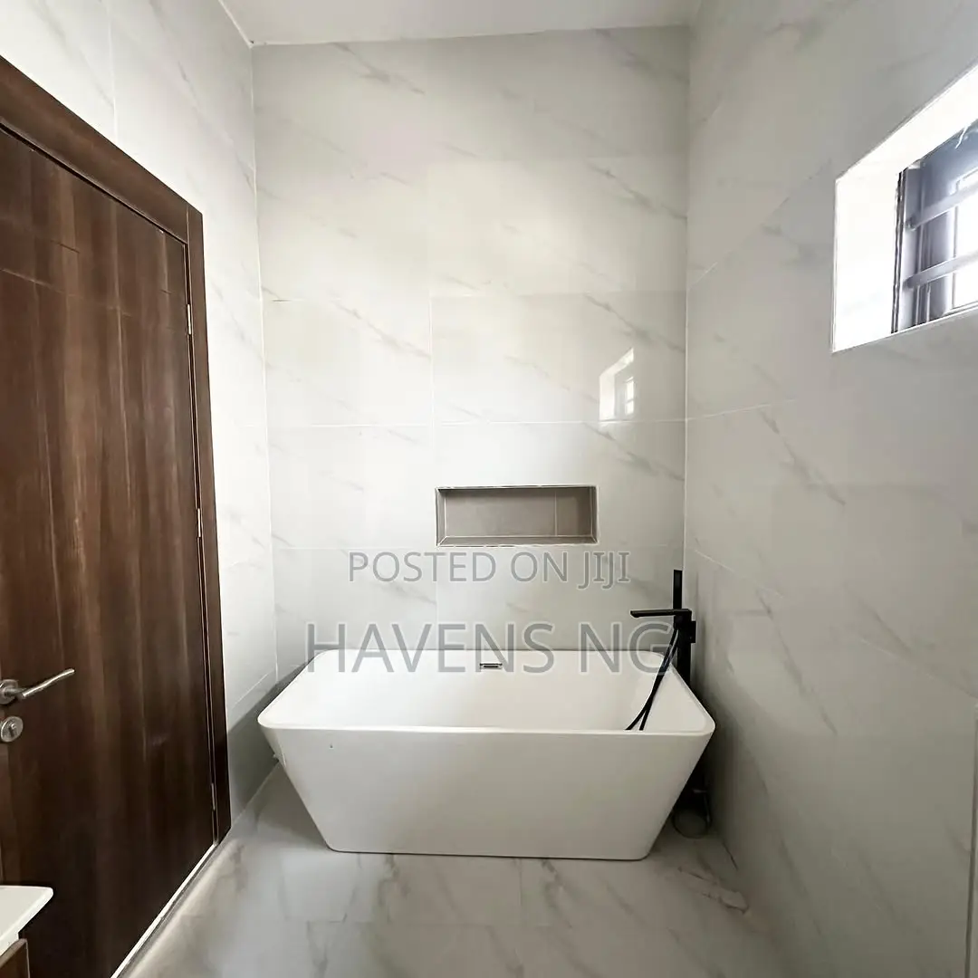 5bdrm Duplex in Ikate for sale in Ikate