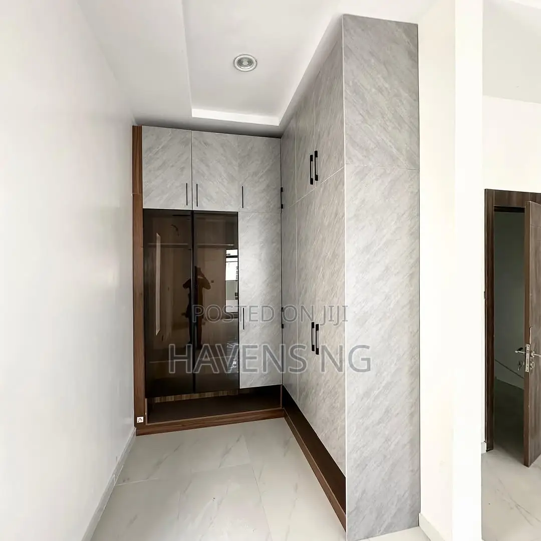 5bdrm Duplex in Ikate for sale in Ikate